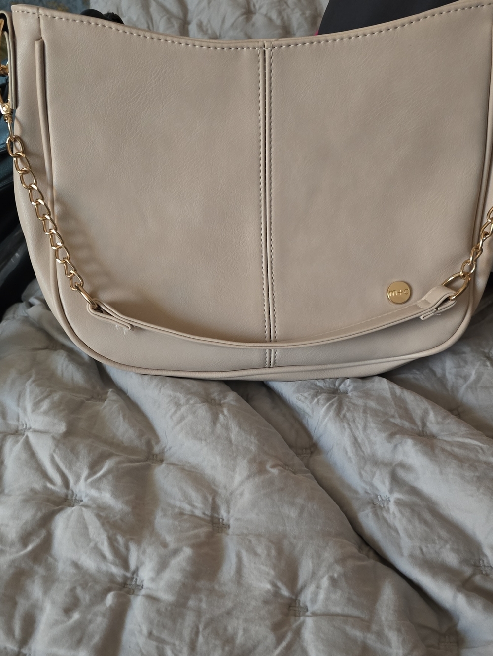 MODERN-chic Beige Shoulder Bag with Gold Chain Accent